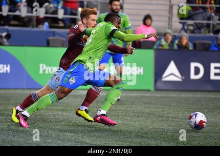 Seattle, WA, États-Unis. 26th févr. 2023. Le défenseur des sirènes de Seattle Nouhou Tolo (5) utilise sa vitesse lors du match de football MLS entre le Colorado Rapids et le Seattle Sounders FC au Lumen Field de Seattle, WA. Seattle défait le Colorado 4-0. Steve Faber/CSM/Alamy Live News Banque D'Images