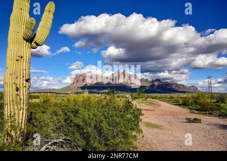 Le paysage de Superstition Mountain Range près d'Apache Junction, en Arizona. Banque D'Images