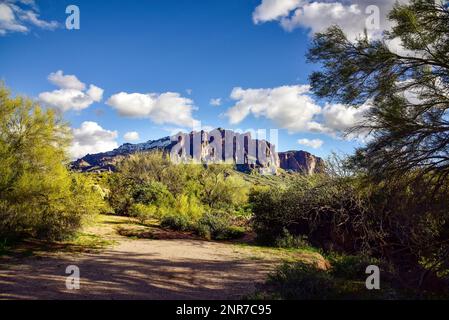 Le paysage de Superstition Mountain Range près d'Apache Junction, en Arizona. Banque D'Images