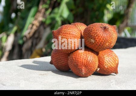 Gros plan sur une pile de fruits de salak à vendre une stalle de marché. Banque D'Images