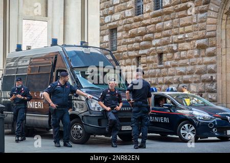 Florence, Italie - 04 juin 2022: Des officiers de Carabinieri se trouvent à côté d'un véhicule de police près de la cathédrale Duomo ou de la cathédrale Santa Maria del Fiore Banque D'Images