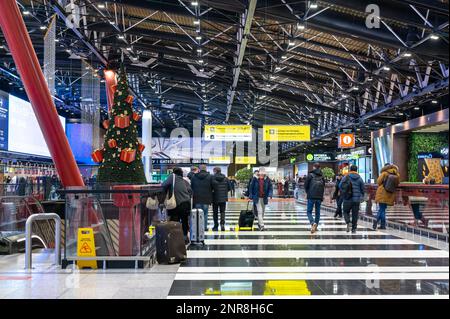 Moscou, Russie, 4 février 2023 : aéroport de Sheremetyevo. hall avec moniteurs d'information de vol et café dans le terminal C. Sheremetyevo est le plus grand aéroport Banque D'Images