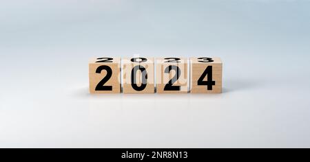 Nouvelle année 2024. Blocs de bois 2024 sur fond gris neutre. Commencez la nouvelle année 2024 avec un plan d'objectifs, un concept d'objectifs, un plan d'action, une stratégie, une nouvelle année busine Banque D'Images