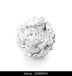 Boule de papier aluminium froissé sur fond blanc Banque D'Images