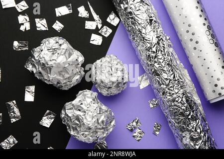 Composition avec des boules de feuilles d'aluminium froissés sur fond sombre Banque D'Images