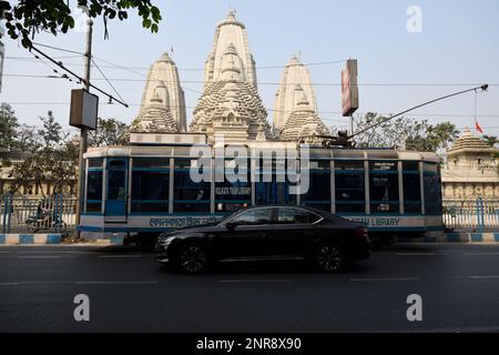 Kolkata, Inde - 26 février 2023 : les tramways emblématiques de Kolkata tournent à 150 ans et pour célébrer l'occasion mémorable, un défilé de tramway avec quelques-uns des plus anciens tramways a été organisé dimanche dans la ville de joie. Depuis 1996, 'Tramjatra', une collaboration mondiale des amateurs de tram, des artistes, des écologistes et des communautés, est en mouvement à Melbourne et Kolkata. / Groupe Eyepix Banque D'Images