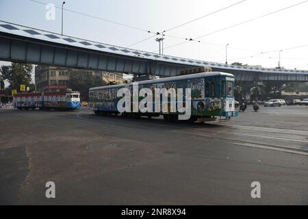 Kolkata, Inde - 26 février 2023 : les tramways emblématiques de Kolkata tournent à 150 ans et pour célébrer l'occasion mémorable, un défilé de tramway avec quelques-uns des plus anciens tramways a été organisé dimanche dans la ville de joie. Depuis 1996, 'Tramjatra', une collaboration mondiale des amateurs de tram, des artistes, des écologistes et des communautés, est en mouvement à Melbourne et Kolkata. / Groupe Eyepix Banque D'Images