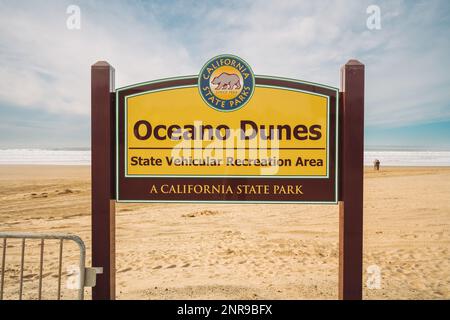 Oceano, Californie, États-Unis - 12 janvier 2022.Oceano Dunes State Vehicular Recreation Area, un panneau de parc d'État de Californie.Accès à la plage Banque D'Images