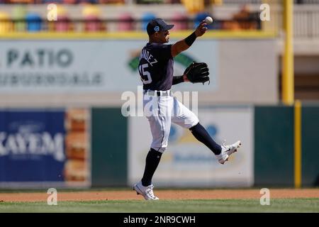 Lakeland FL USA; Detroit Tigers shortstop Cesar Hernandez champs et jette à la deuxième base pendant un match d'entraînement de printemps MLB contre le Baltimore Or Banque D'Images