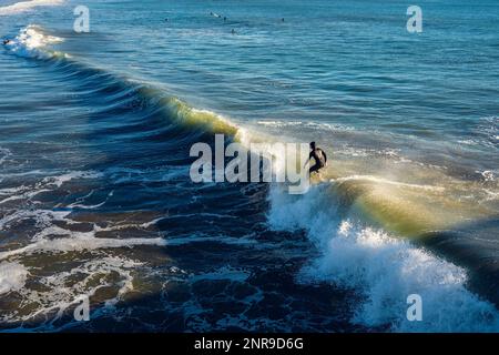 Cayucos, Californie, Etats-Unis- 25 décembre 2022. Surf sur l'océan. Cayucos plage sur la côte centrale de la Californie est l'une des meilleures plages de la Californie pour s Banque D'Images