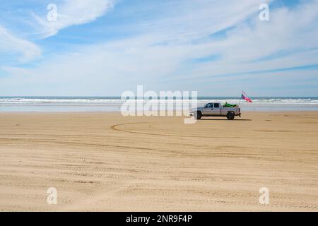 Oceano, Californie, États-Unis - 27 février 2022. Voitures sur la plage. Oceano Dunes, California Central Coast, le seul parc d'État de Californie qui le permet Banque D'Images