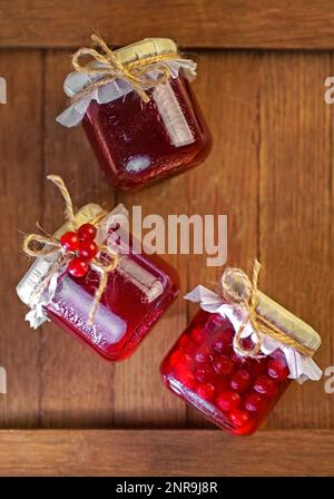 Confiture de fruits Viburnum dans un pot en verre sur une table en bois Banque D'Images