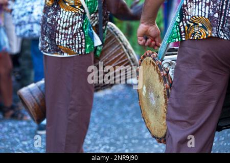 Deux percussionnistes jouant pendant le carnaval du Grand Boucan. Banque D'Images