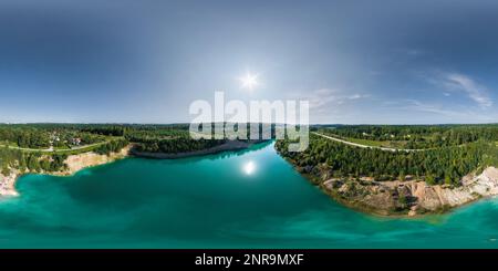 Vue panoramique à 360° de vue aérienne panoramique sphérique et sans couture du hdri 360 sur le chalkpit sur la côte calcaire de la carrière avec de l'eau turquoise en projection équirectangulaire avec