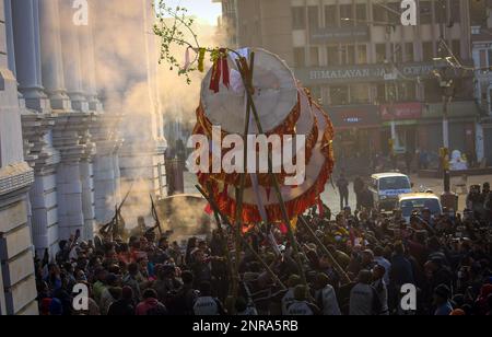 Katmandou, Bagmati, Népal. 27th févr. 2023. Le peuple népalais lève un mât de bambou cérémonial connu sous le nom de ''chir'' dans une célébration du festival Holi sur la place Hanumanchoka Durbar à Katmandou, capitale du Népal sur 27 février 2023. Le festival Holi, également connu sous le nom de festival des couleurs, annonce l'arrivée du printemps. (Credit image: © Sunil Sharma/ZUMA Press Wire) USAGE ÉDITORIAL SEULEMENT! Non destiné À un usage commercial ! Banque D'Images