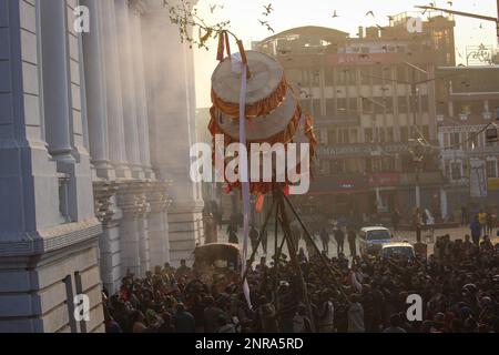 Katmandou, Bagmati, Népal. 27th févr. 2023. Le peuple népalais lève un mât de bambou cérémonial connu sous le nom de ''chir'' dans une célébration du festival Holi sur la place Hanumanchoka Durbar à Katmandou, capitale du Népal sur 27 février 2023. Le festival Holi, également connu sous le nom de festival des couleurs, annonce l'arrivée du printemps. (Credit image: © Sunil Sharma/ZUMA Press Wire) USAGE ÉDITORIAL SEULEMENT! Non destiné À un usage commercial ! Banque D'Images