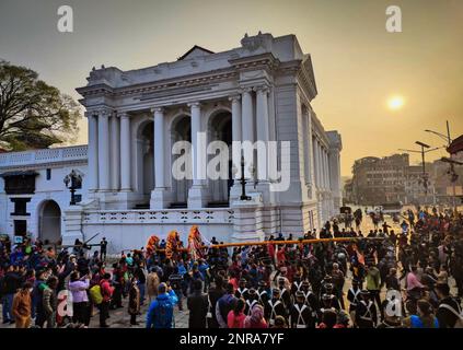 Katmandou, Bagmati, Népal. 27th févr. 2023. Le peuple népalais porte un mât de bambou cérémonial connu sous le nom de ''chir'' pour hisser dans une célébration du festival Holi à la place Hanumanchoka Durbar à Katmandou, capitale du Népal sur 27 février 2023. Le festival Holi, également connu sous le nom de festival des couleurs, annonce l'arrivée du printemps. (Credit image: © Sunil Sharma/ZUMA Press Wire) USAGE ÉDITORIAL SEULEMENT! Non destiné À un usage commercial ! Banque D'Images