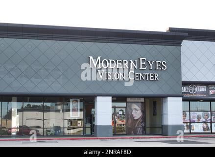 Houston, Texas États-Unis 02-17-2023: Extérieur de la boutique du centre de vision ModernEyes à Houston, Texas. Entreprise locale d'optométrie en lunetterie. Banque D'Images