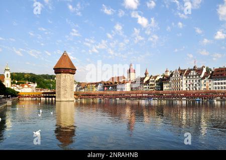 Belle matinée à Lucerne, en Suisse avec vue sur l'emblématique Pont de la Chapelle, le plus ancien pont en bois de Suisse. Banque D'Images