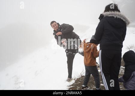 Les gens ont vu s'amuser avec la neige au parc national de Mount Diablo pendant la tempête de neige. De fortes pluies et de la neige ont traqué la côte ouest des États-Unis d'Amérique depuis la fin de février. La Californie, l'État de Washington et l'Oregon sont trois des États touchés par la tempête de neige. Dans la baie de San Francisco, la tempête de neige a battu le record de température et a neigé dans certaines zones de la baie de San Francisco, où la neige est inhabituelle dans la baie. Au parc national de Mount Diablo, de nombreuses personnes y ont conduit avec leurs familles et se sont amusées avec la neige. Depuis la tempête de neige forcée de fermer la route au parc national de Mount Diablo, Banque D'Images