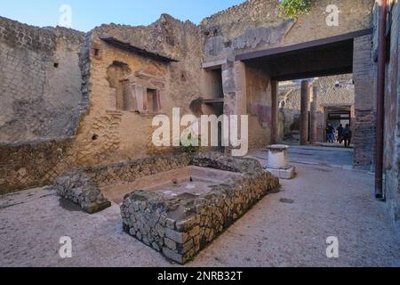 Vue sur une cour intérieure de la Casa Dei due Atri. A la ruine romaine ville archéologique, site de la ville d'Herculanum, près de Naples, Italie. Banque D'Images