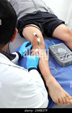Électromyographie EMG et Somatosensory potentiel évoqué de la VEP des membres inférieurs, test neurophysiologique applique des stimuli électriques près des nerfs Banque D'Images