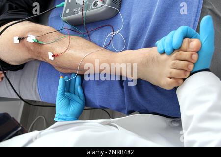 Électromyographie EMG et Somatosensory potentiel évoqué de la VEP des membres inférieurs, test neurophysiologique applique des stimuli électriques près des nerfs Banque D'Images