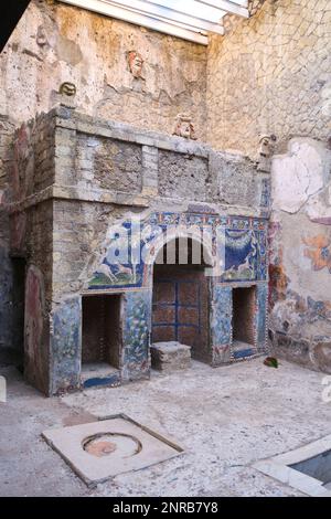 Une vue détaillée et complexe de mosaïque de mur d'art d'une chasse avec des cerfs et des chiens à la Maison de Neptune et Amphitrite. À l'arche de la ruine romaine Banque D'Images