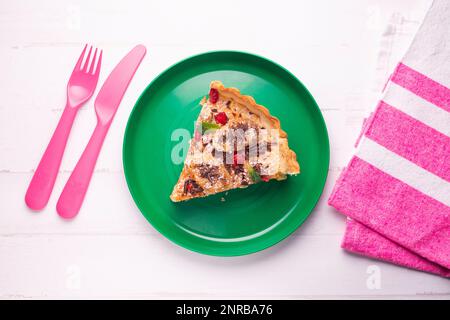 Gâteau éponge au yaourt à la banane avec des morceaux de fruits frais et de chocolat sur le dessus Banque D'Images