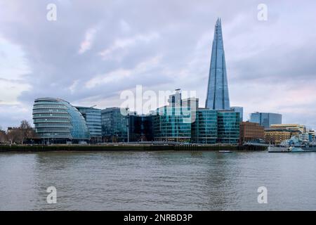 Londres, Royaume-Uni - 12 février 2023: Quartier financier tôt le matin ville de Londres avec côté de la tamise, Royaume-Uni Banque D'Images