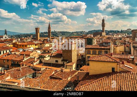 Vue depuis le dessus des toits rouges des tours médiévales et des belfries dans la vieille ville de Florence en Toscane, Italie. Banque D'Images