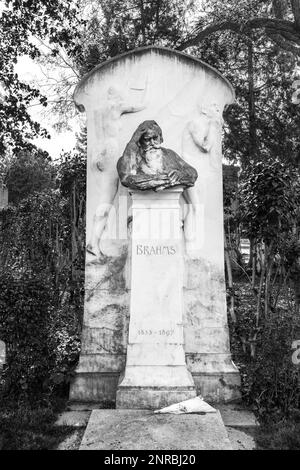 VIENNE, AUTRICHE - 26 avril 2015 : dernier lieu de repos de la tombe du compositeur Brahms au cimetière central de Vienne, Autriche. Banque D'Images