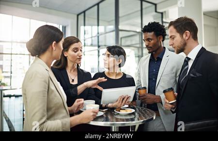 Je trouve un peu plus... un groupe de professionnels qui regardent une tablette au bureau. Banque D'Images