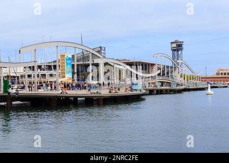 BARCELONE, ESPAGNE - 10 MAI 2017 : la Rambla de Mar est un pont suspendu en bois ondulé dans la région du Vieux Port. Banque D'Images