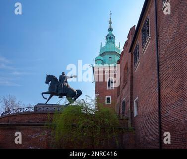 .Monument de Tadeusz Kosciuszko sur le fond du château royal de Wawel à Cracovie, Pologne. Banque D'Images