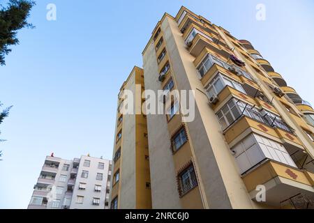 Bâtiments de plusieurs étages dans la province d'Adana, qui est une zone de tremblement de terre du deuxième degré. Tremblement de terre, sismologie, science, ingénierie, concept de construction Banque D'Images