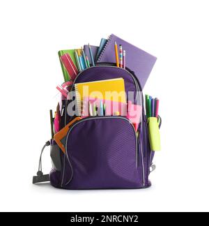 Sac à dos violet avec différentes fournitures scolaires isolées sur blanc Banque D'Images