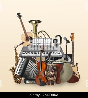 Groupe d'instruments de musique différents sur fond beige Banque D'Images