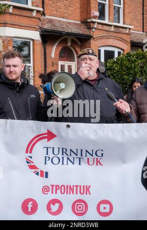 Les contre-manifestants pro-LGBT protègent et entourent Oak Pub et repoussent les militants d'extrême droite, dont Calvin Robinson. Ehimetalor Uuabona/Alamy Banque D'Images