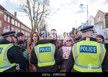 Les contre-manifestants pro-LGBT protègent et entourent Oak Pub et repoussent les militants d'extrême droite, dont Calvin Robinson. Ehimetalor Uuabona/Alamy Banque D'Images