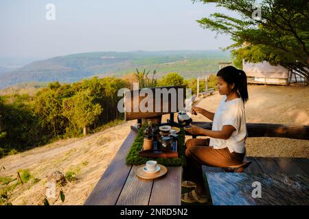 Les femmes qui font du café au goutte à goutte dans les montagnes de la Thaïlande. Femme asiatique préparant un café dans un camp de tentes Banque D'Images