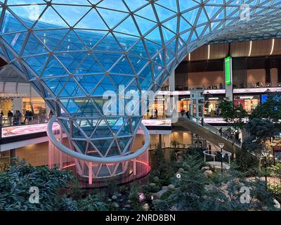 L'aéroport international de Hamad (DOH) s'étend avec un jardin tropical intérieur. Banque D'Images