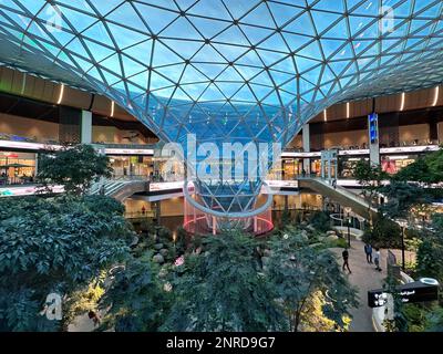 L'aéroport international de Hamad (DOH) s'étend avec un jardin tropical intérieur. Banque D'Images