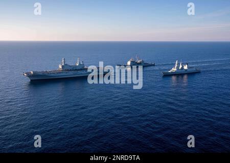 230221-N-TC847-1347 MER IONIENNE (21 février 2023) le croiseur à missiles guidés de classe Ticonderoga USS Leyte Gulf (CG 55), au centre, navigue en formation avec le porte-avions ITALIEN ITS Cavour (C 550), à droite, et le destroyer DE classe Orizzonte ITS Caio Duilio (D 554), 21 février 2023. Le George H.W. Bush Carrier Strike Group est en cours de déploiement aux États-Unis Marine Forces Europe zone d'opérations, employée par les États-Unis Sixième flotte pour défendre les intérêts des États-Unis, des alliés et des partenaires. (É.-U. Photo de la marine par la classe 2nd de spécialiste en communication de masse Christine Montgomery) Banque D'Images