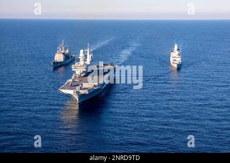 230221-N-TC847-1351 MER IONIENNE (21 février 2023) le croiseur à missiles guidés de classe Ticonderoga USS Leyte Gulf (CG 55), à gauche, navigue en formation avec le porte-avions ITALIEN ITS Cavour (C 550), centre, et le destroyer DE classe Orizzonte ITS Caio Duilio (D 554), 21 février 2023. Le George H.W. Bush Carrier Strike Group est en cours de déploiement aux États-Unis Marine Forces Europe zone d'opérations, employée par les États-Unis Sixième flotte pour défendre les intérêts des États-Unis, des alliés et des partenaires. (É.-U. Photo de la marine par la classe 2nd de spécialiste en communication de masse Christine Montgomery) Banque D'Images