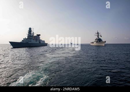 230224-N-TC847-1022 MER ADRIATIQUE (24 février 2023) le croiseur à missiles guidés de classe Ticonderoga USS Leyte Gulf (CG 55) navigue en formation avec le destroyer à missiles guidés de classe Arleigh Burke USS Delbert D. Black (DDG 119), à droite, le porte-avions de classe Nimitz USS George H.W. Bush (CVN 77), centre et destructeur de classe Orizzonte DE la Marine italienne, SA Caio Duilio (D 554), 24 février 2023. Le George H.W. Bush Carrier Strike Group est en cours de déploiement aux États-Unis Marine Forces Europe zone d'opérations, employée par les États-Unis Sixième flotte pour défendre les intérêts des États-Unis, des alliés et des partenaires. (É.-U. Bleu marine photo Banque D'Images