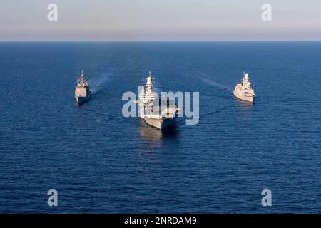 230221-N-TC847-1433 MER IONIENNE (21 février 2023) le croiseur à missiles guidés de classe Ticonderoga USS Leyte Gulf (CG 55), à gauche, navigue en formation avec le porte-avions ITALIEN ITS Cavour (C 550), centre, et le destroyer DE classe Orizzonte ITS Caio Duilio (D 554), 21 février 2023. Le George H.W. Bush Carrier Strike Group est en cours de déploiement aux États-Unis Marine Forces Europe zone d'opérations, employée par les États-Unis Sixième flotte pour défendre les intérêts des États-Unis, des alliés et des partenaires. (É.-U. Photo de la marine par la classe 2nd de spécialiste en communication de masse Christine Montgomery) Banque D'Images