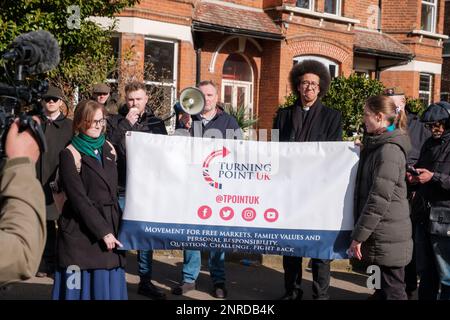 Les contre-manifestants pro-LGBT protègent et entourent Oak Pub et repoussent les militants d'extrême droite, dont Calvin Robinson. Ehimetalor Uuabona/Alamy Banque D'Images