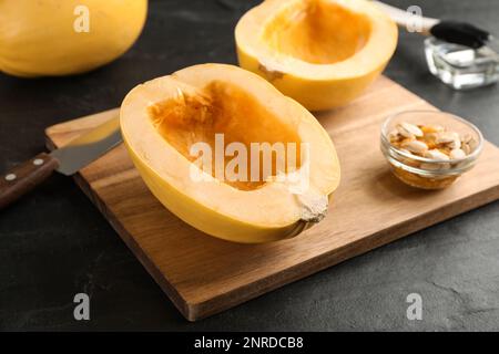 Demi de courge spaghetti fraîche sur table noire. Cuisine des plats végétariens Banque D'Images