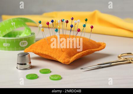 Ensemble de fournitures et d'accessoires de couture sur table blanche Banque D'Images